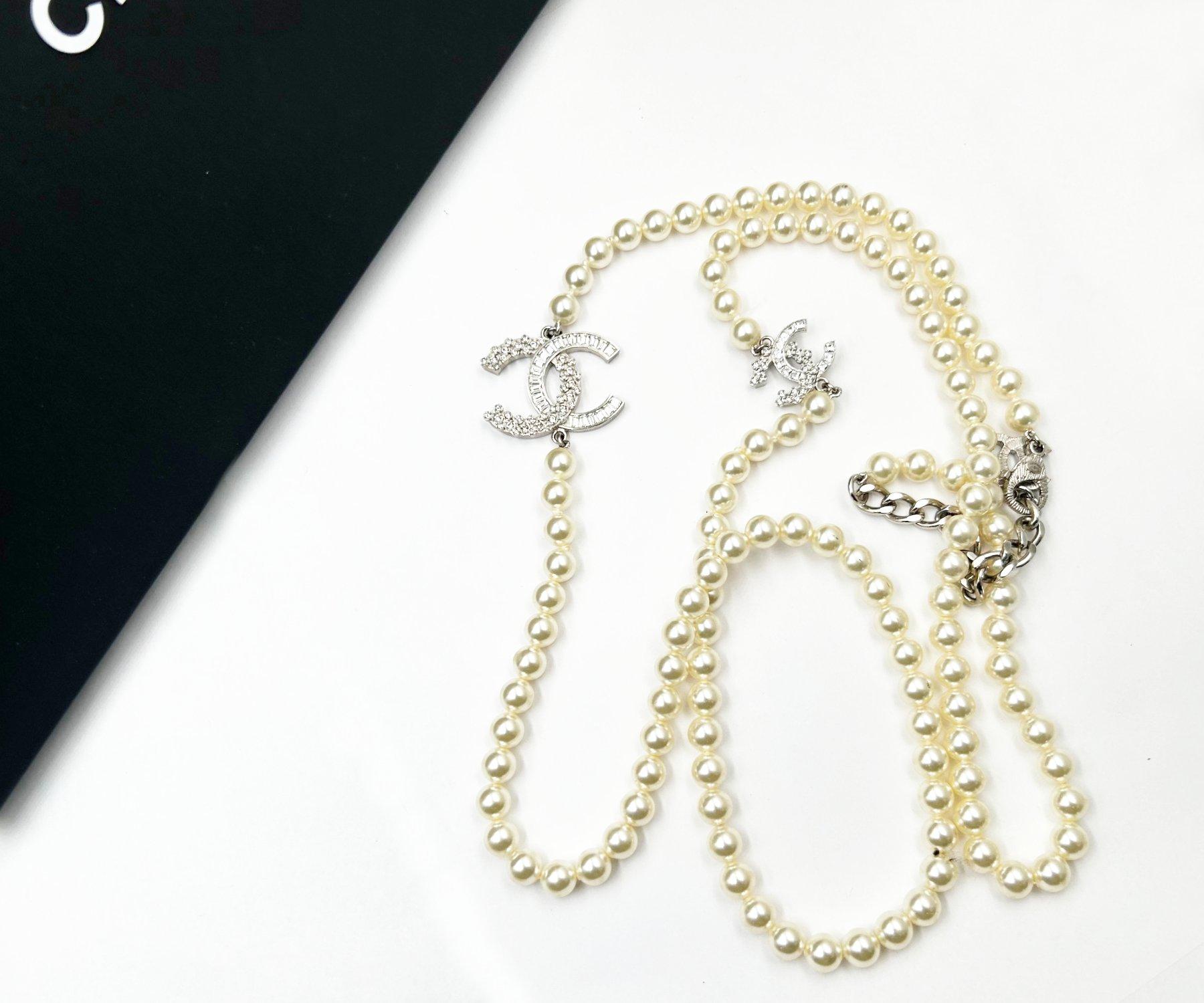 Artigiano Chanel Collana Mini Flower Crystal CC Pearl in argento in vendita