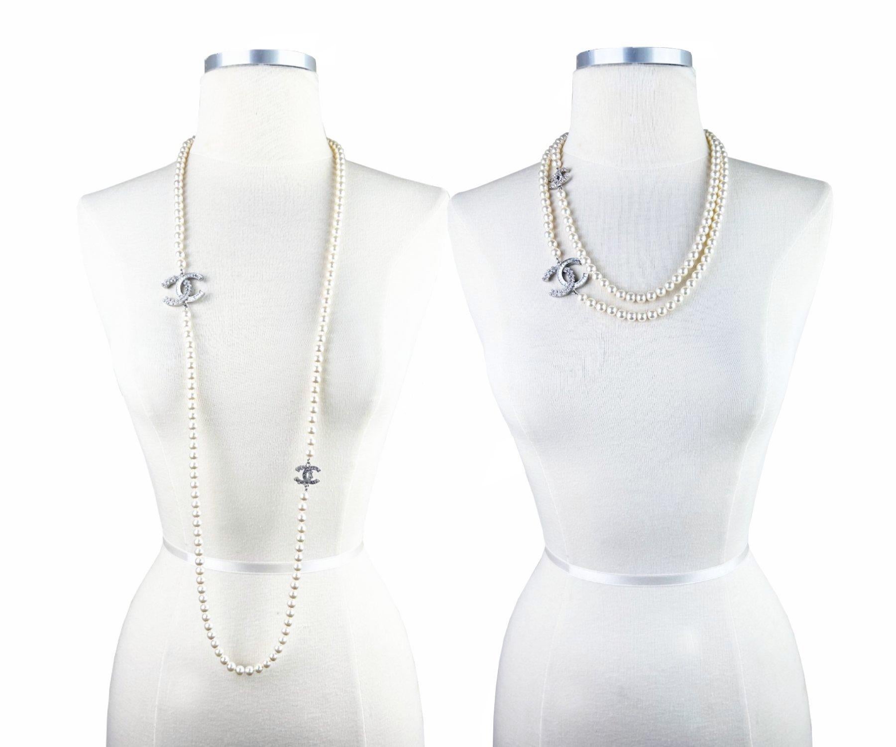 Chanel Collana Mini Flower Crystal CC Pearl in argento In condizioni ottime in vendita a Pasadena, CA