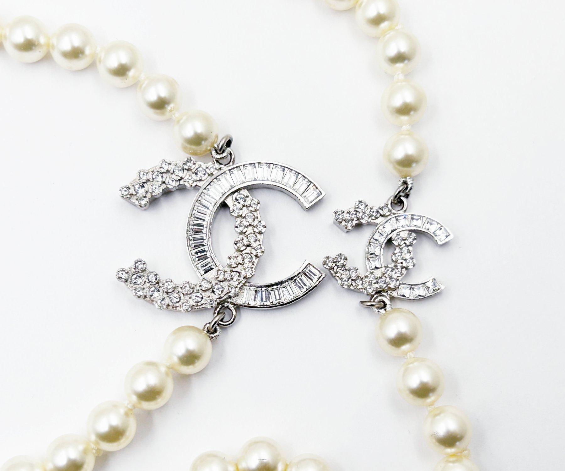 Donna Chanel Collana Mini Flower Crystal CC Pearl in argento in vendita