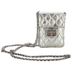 Mini sac à bandoulière Chanel argenté réédition