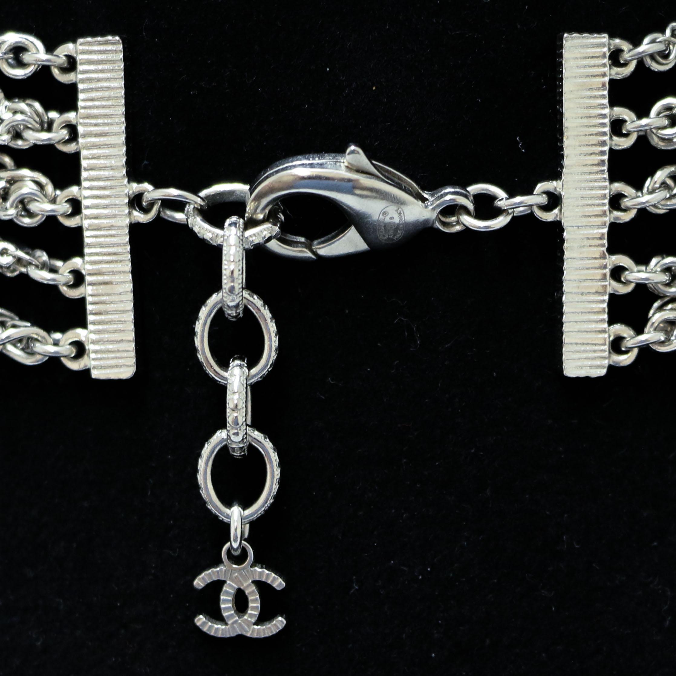 CHANEL Silbernes mehrstrangiges Halsband  im Zustand „Hervorragend“ im Angebot in Paris, FR