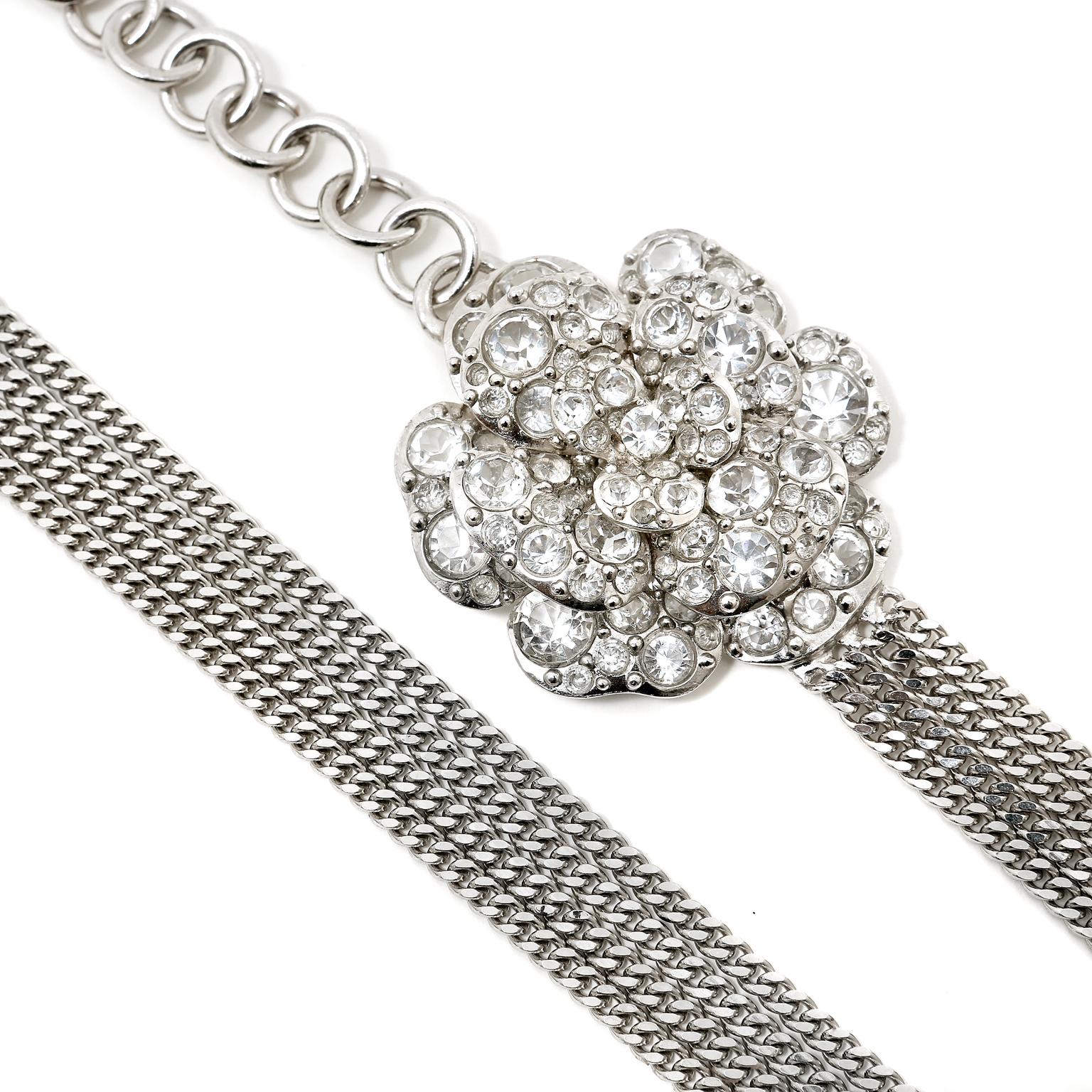 Chanel Collier camélia multi-chaînes en argent Bon état - En vente à Palm Beach, FL