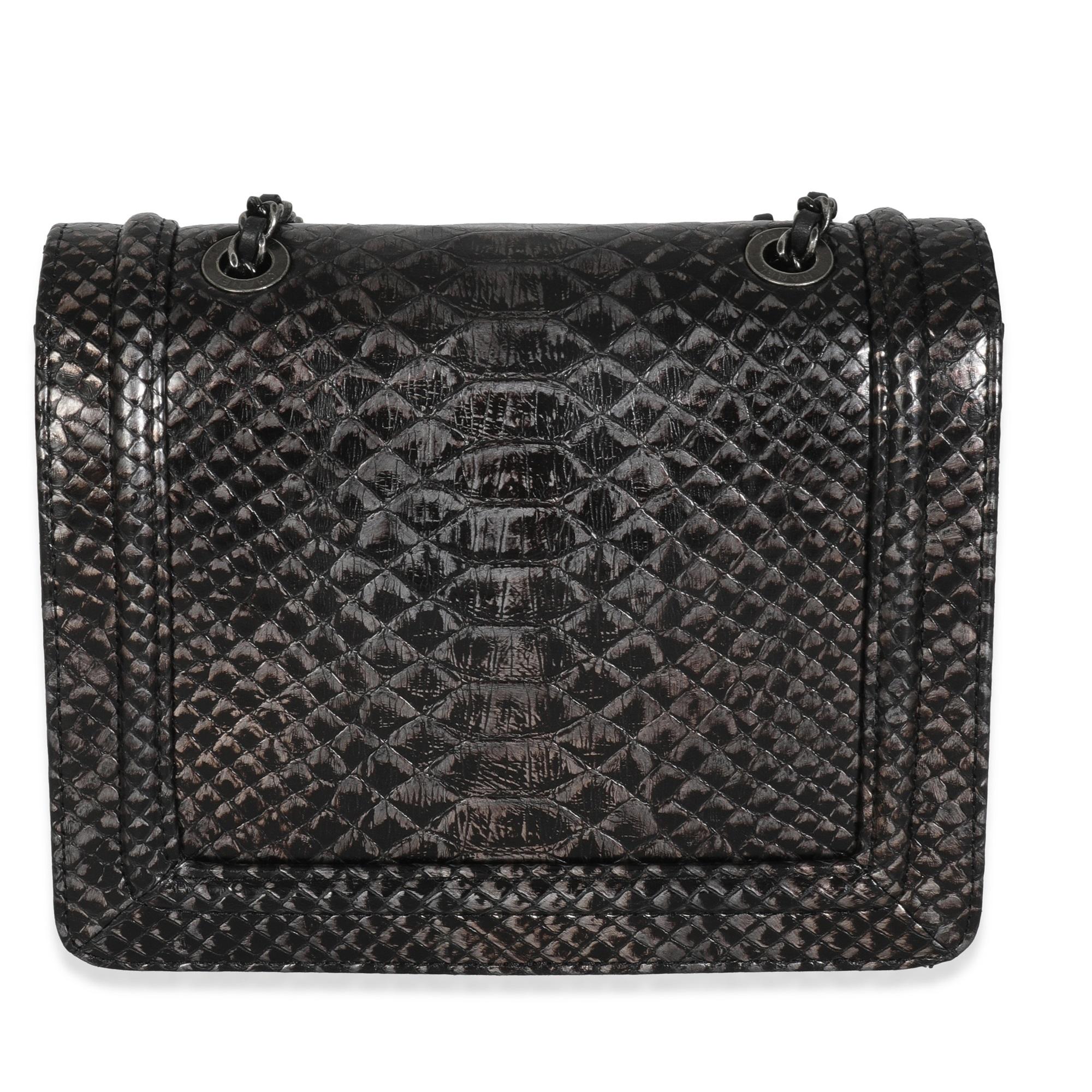 Titolo dell'elenco: Chanel Argento Ombre Python Antico Flap Bag
SKU: 147648
MSRP: 4700.00 USD
Condizioni: Usato 
Descrizione delle condizioni: Graffi minori sulla ferramenta. Graffi minori all'esterno. Lievi segni di usura all'interno.
Condizioni