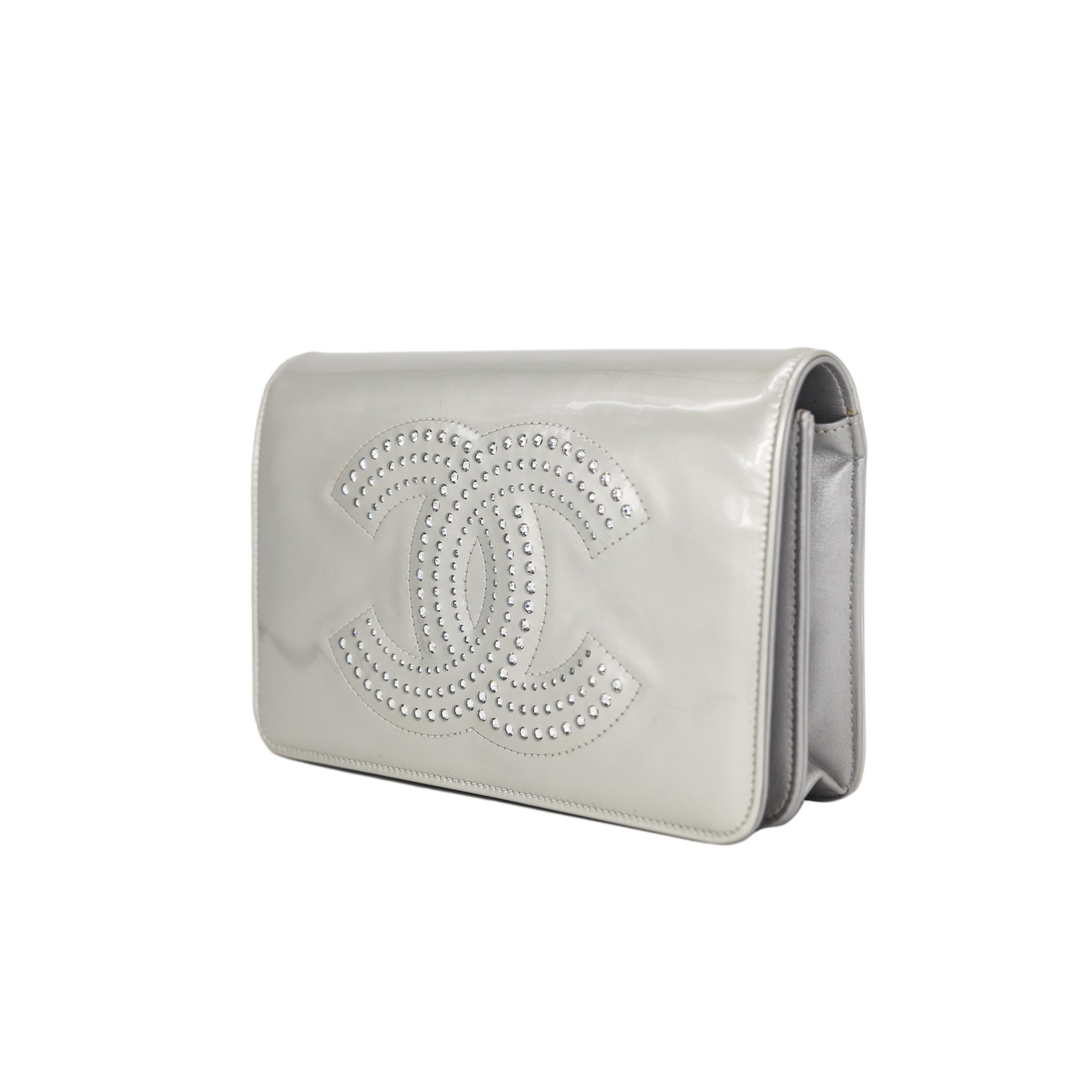 Chanel Silver Patent Leather Strass Wallet on Chain Clutch Crossbody Bag, 2009. In Excellent Condition In Banner Elk, NC