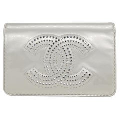 Chanel Silber Lackleder Strass Brieftasche auf Kette Clutch Crossbody Bag, 2009.