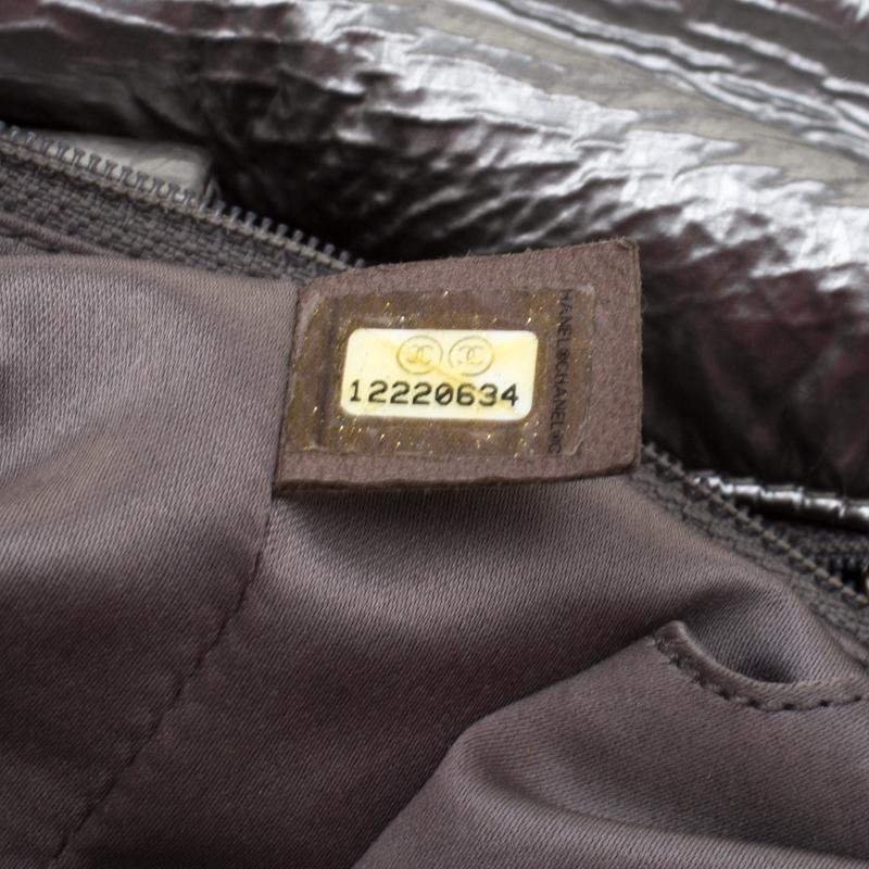 Chanel Silver Patent Vinyl Graphic Edge Flap Bag In Good Condition In Dubai, Al Qouz 2