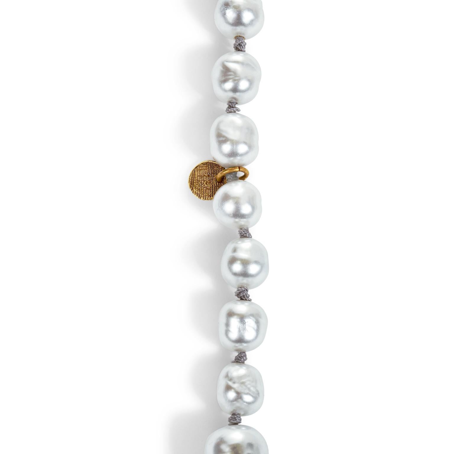 Chanel Silber Perlen Halskette im Angebot 1