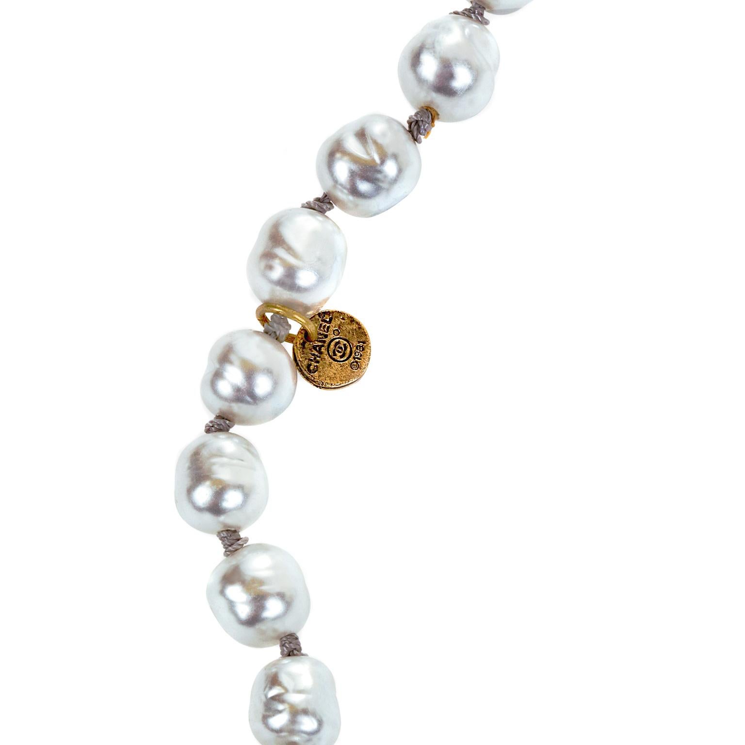 Chanel Silber Perlen Halskette im Angebot 2