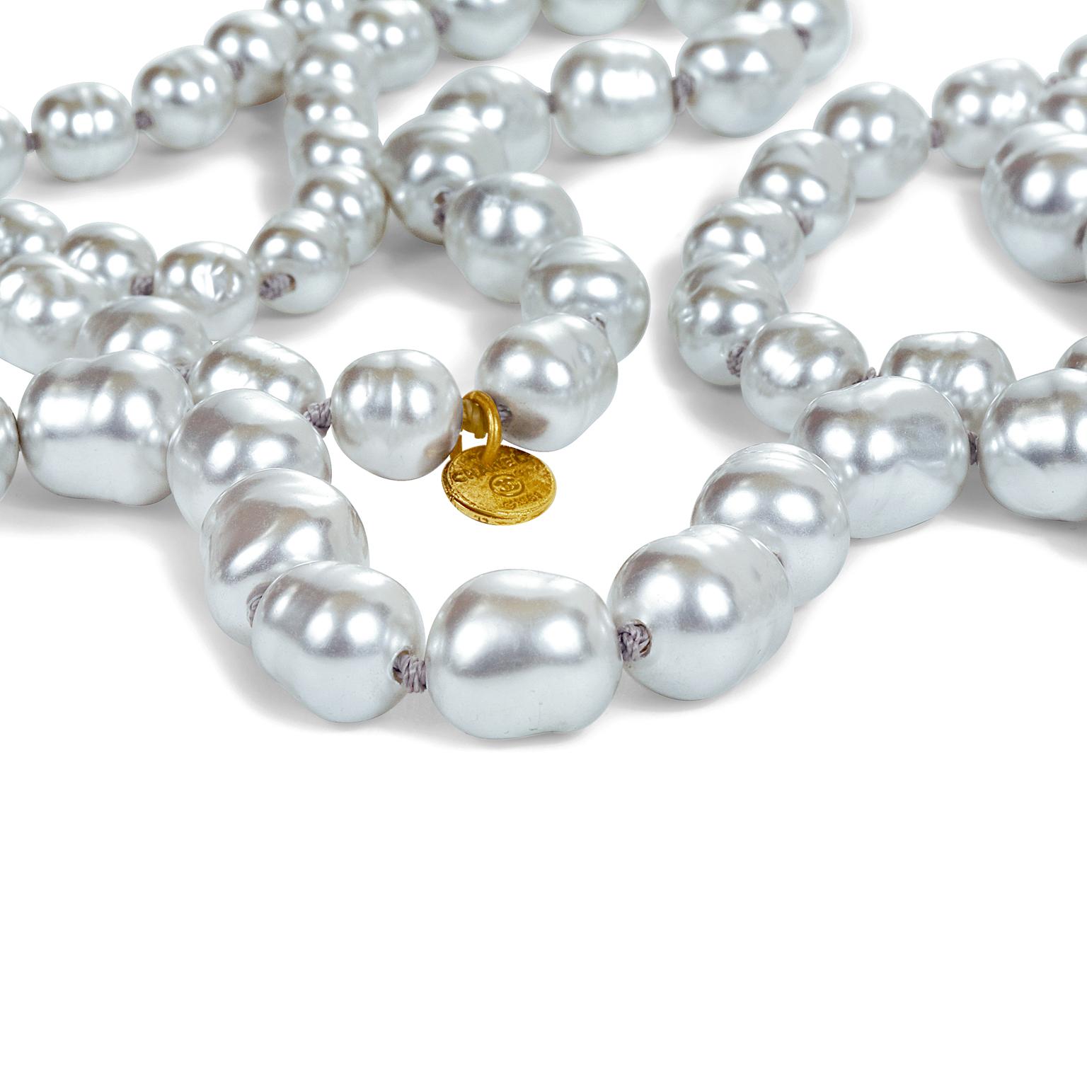 Chanel Silber Perlen Halskette im Angebot 3