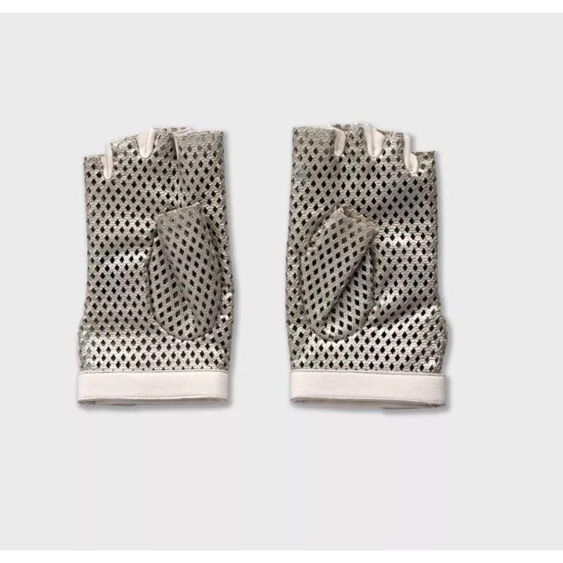 Erhöhen Sie Ihren Stil mit diesen schicken Chanel Handschuhen! Diese in Frankreich aus hochwertigem Kunstleder gefertigten Handschuhe verfügen über ein einzigartiges perforiertes Design und einen sicheren Schnappverschluss. Die schlichte silberne