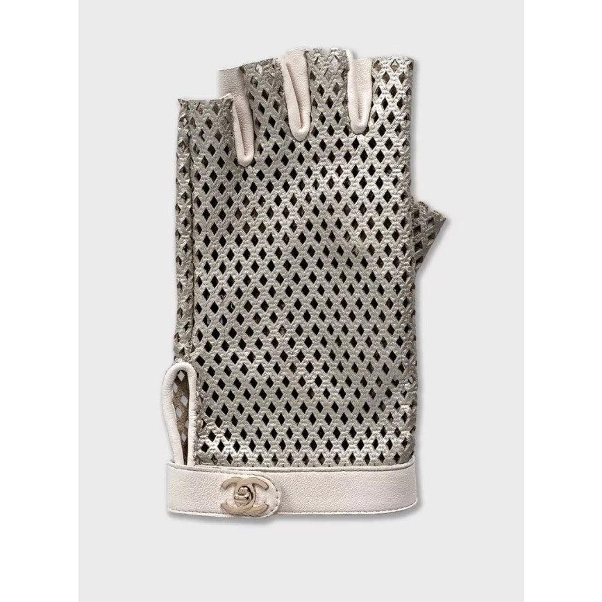 Chanel Silberne gelochte Kunstlederhandschuhe - Größe 8 im Zustand „Gut“ im Angebot in Krakow, PL