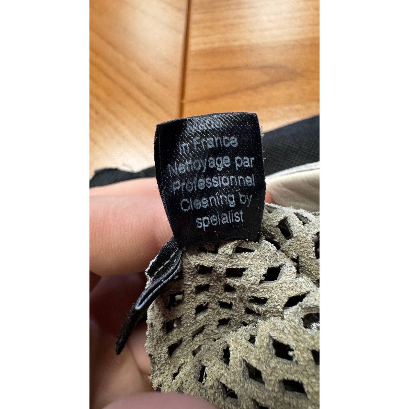 Chanel Silberne gelochte Kunstlederhandschuhe - Größe 8 im Angebot 1