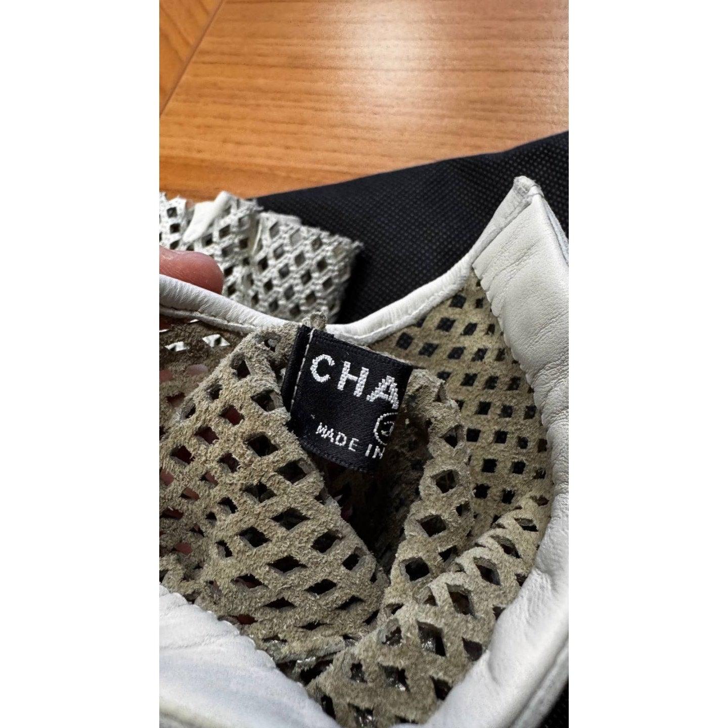 Chanel Silberne gelochte Kunstlederhandschuhe - Größe 8 im Angebot 2