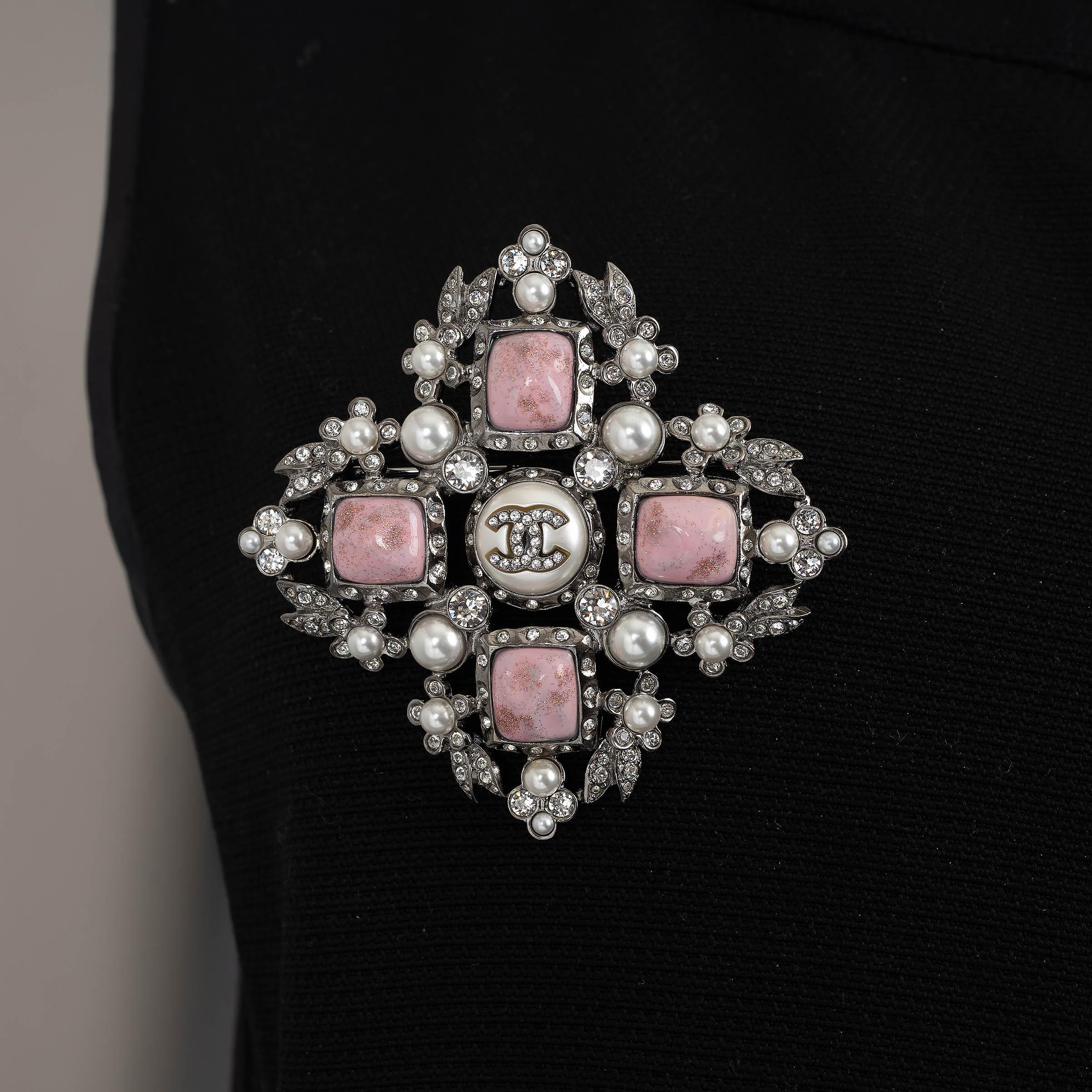 CHANEL silver & pink 21P PEARL & STRASS Brooch For Sale 2