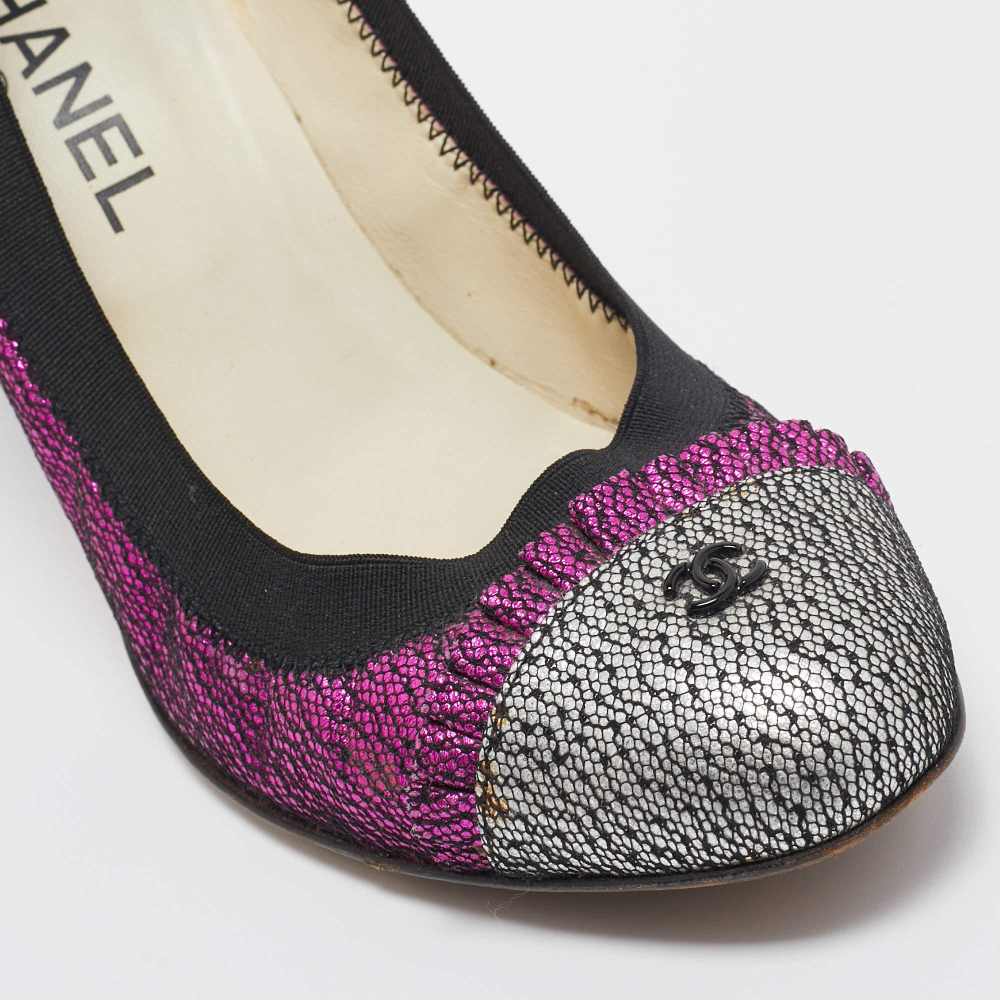 Chanel escarpins CC à bout ouvert en cuir et dentelle argentée/rose, taille 40 en vente 3