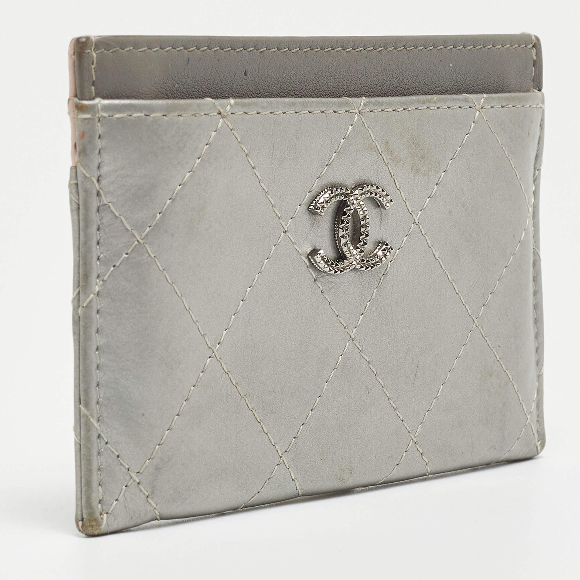 Conveniently designed for everyday use, this card holder is from Chanel. Crafted from quilted leather, the piece flaunts a classy hue and a crystal-embellished 'CC' motif on the front. The interior is leather and fabric lined.

