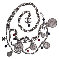Ceinture en métal argenté avec charms de Chanel Collection S automne 2004
