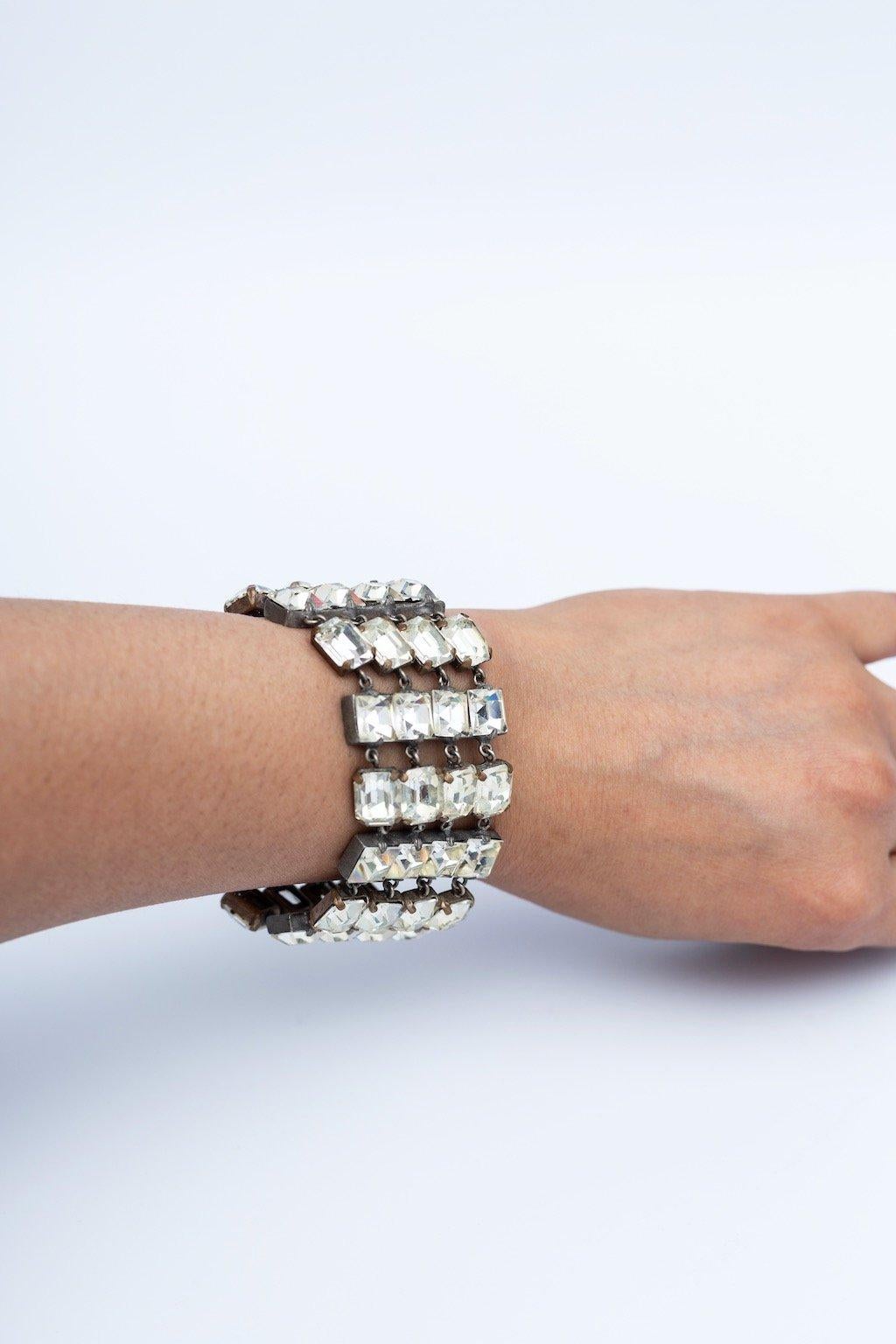 CHANEL (Attributed to) Articulated silvery metal bracelet paved with rhinestones. No signature, like many ancient jewelry from Maison Chanel.

Condition:
Very good condition

Measurements:
Length: 17.5 cm (6.88