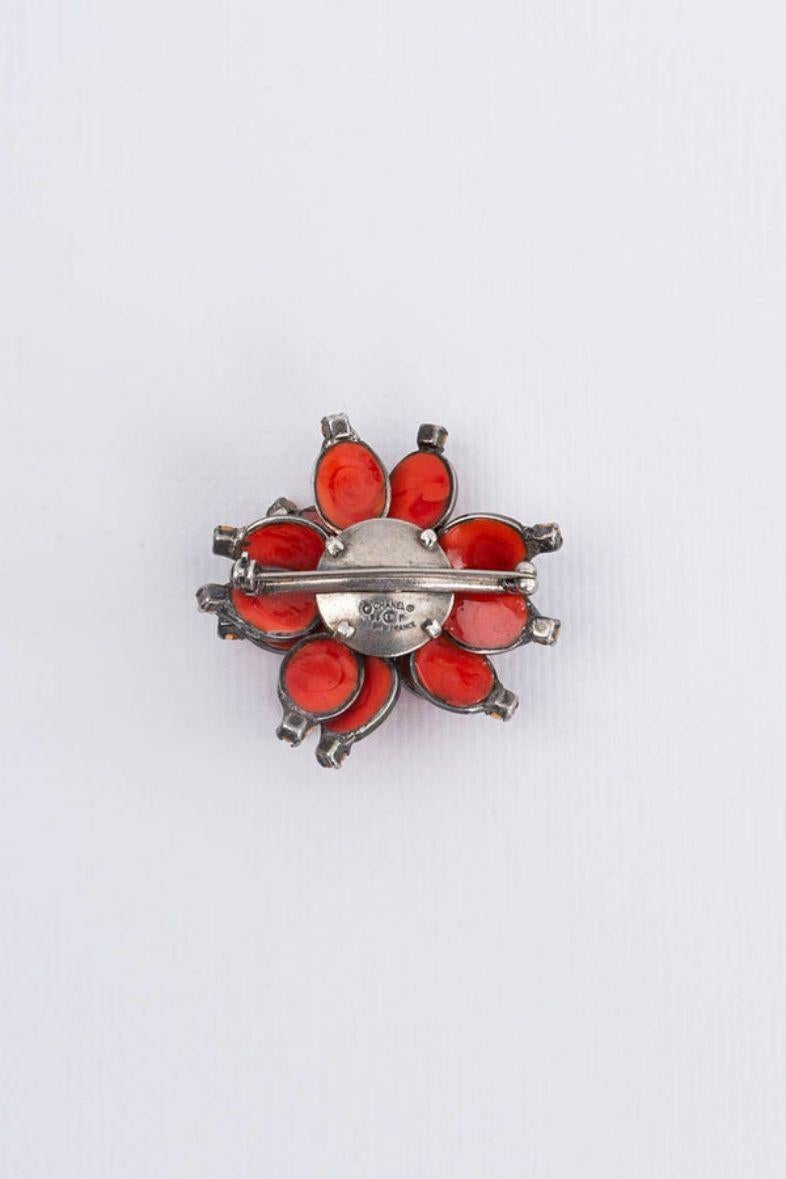 Chanel (Made in France) Silver-plated brooch representing a flower with glass paste and rhinestones.
Collection Spring-Summer 1996. 
Gripoix workshop for the house of chanel.

Additional information:

Dimensions: Diameter: 4.5 cm (1.77