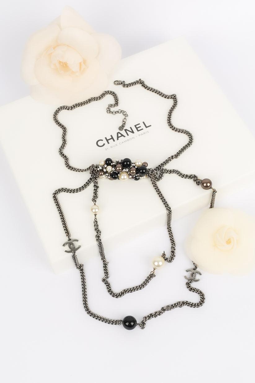 Chanel - (Made in France) Necklace in silver plated metal, resin beads and strass. Fall-Winter 2004 collection.

Additional information:
Dimensions: Length : from 55 cm to 59 cm
Condition: Very good condition
Seller Ref number: CB35