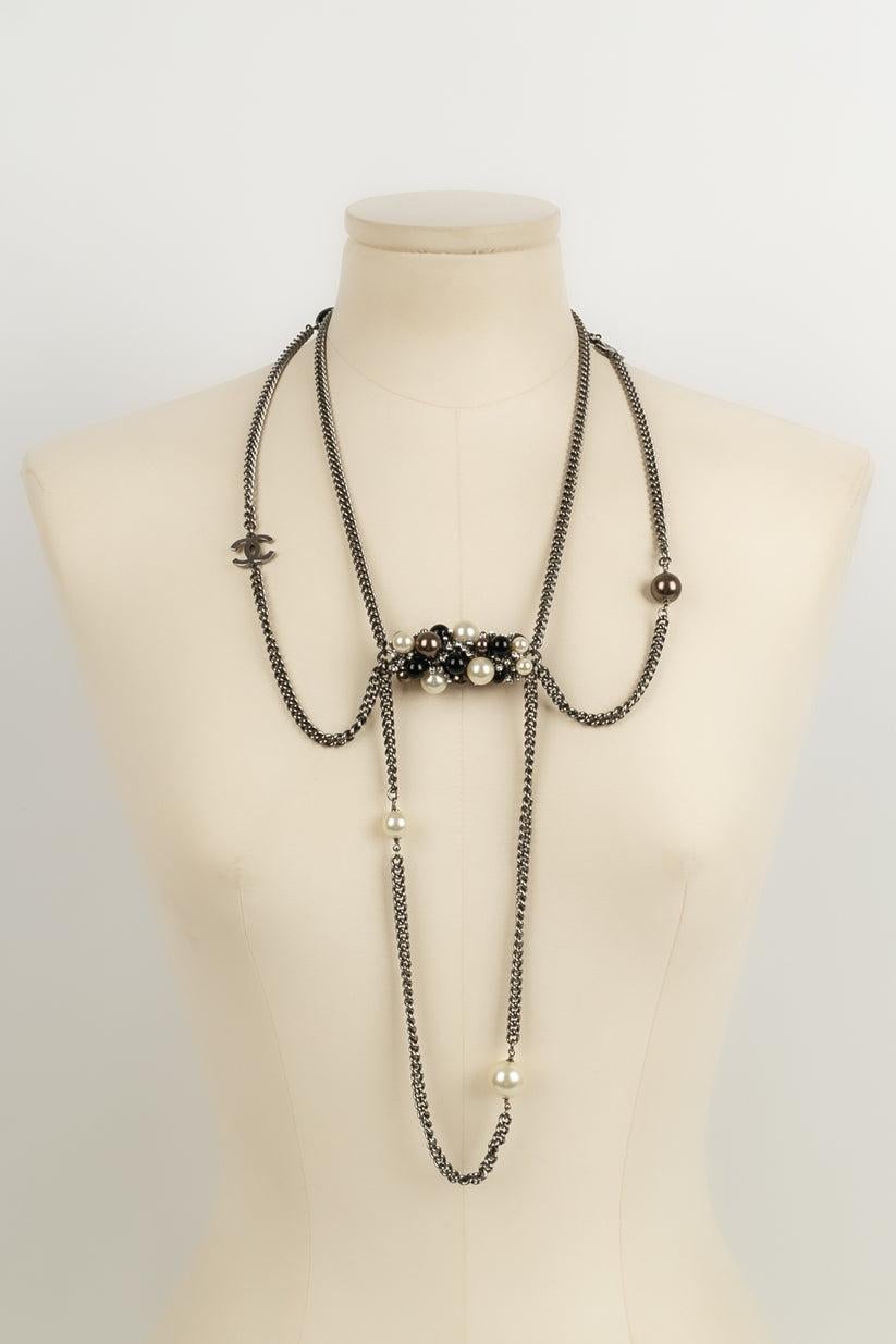 Chanel Collana in metallo placcato argento con perline di resina e strass In condizioni ottime in vendita a SAINT-OUEN-SUR-SEINE, FR