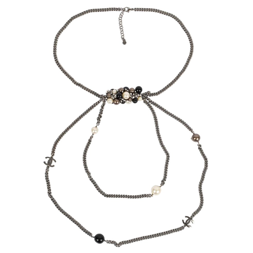 Chanel Collar de metal plateado con cuentas de resina y strass