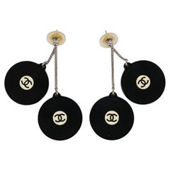 Boucles d'oreilles "Vinyl" en métal argenté de Chanel