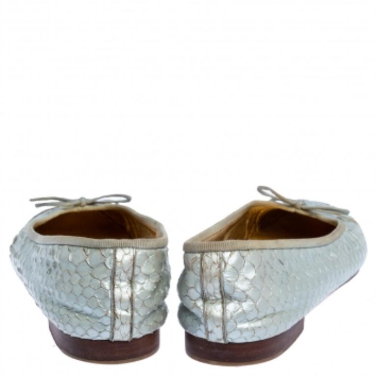 Chanel Silver Python Leather CC Bow Ballet Flats Size 38.5 In Fair Condition For Sale In Dubai, Al Qouz 2