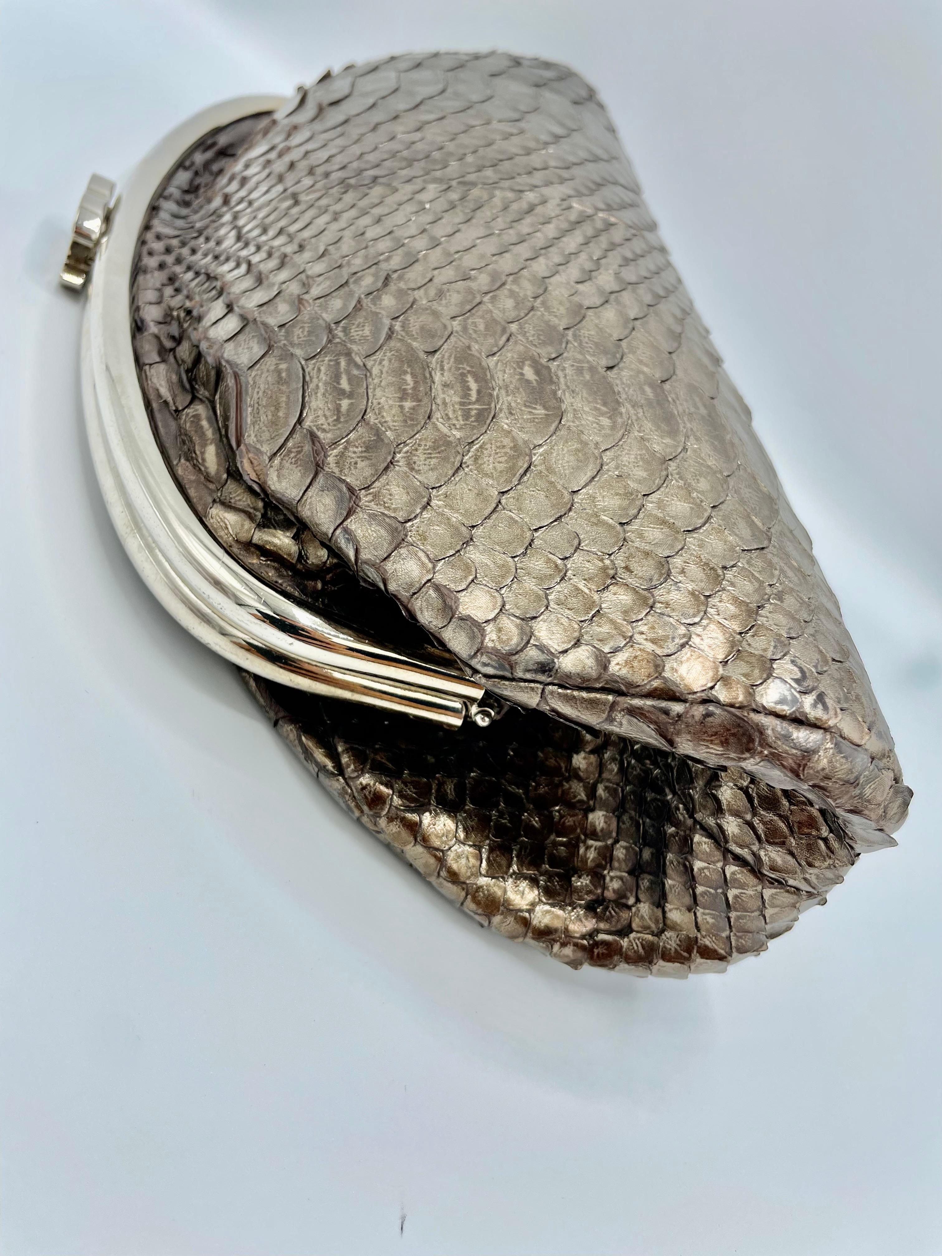Noir Chanel - Pochette intemporelle en python argenté en vente