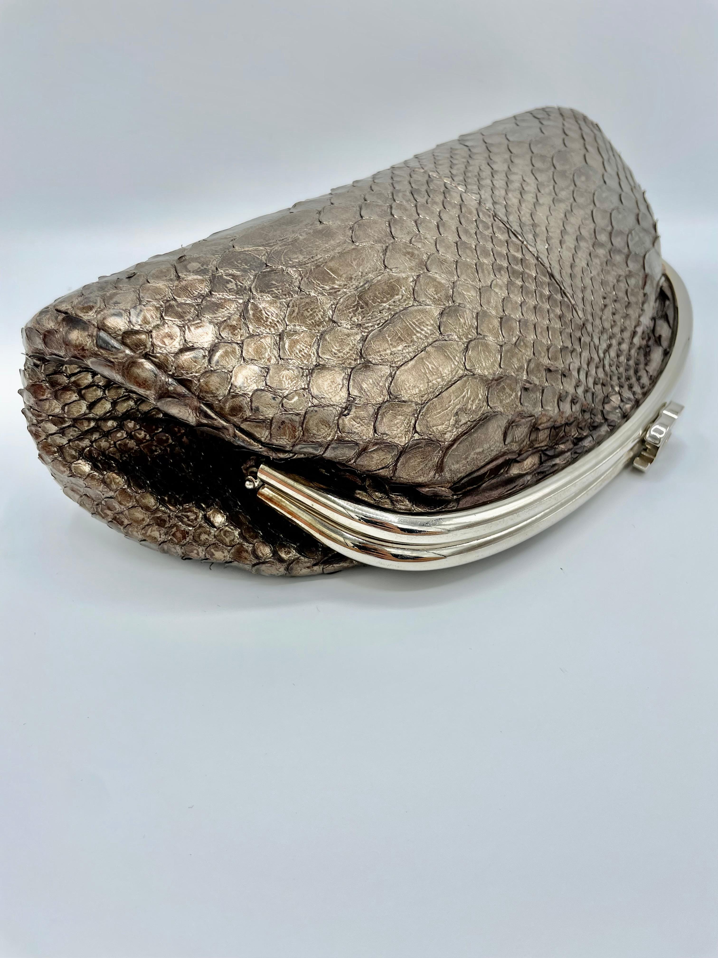 Chanel - Pochette intemporelle en python argenté Bon état - En vente à Palm Beach, FL