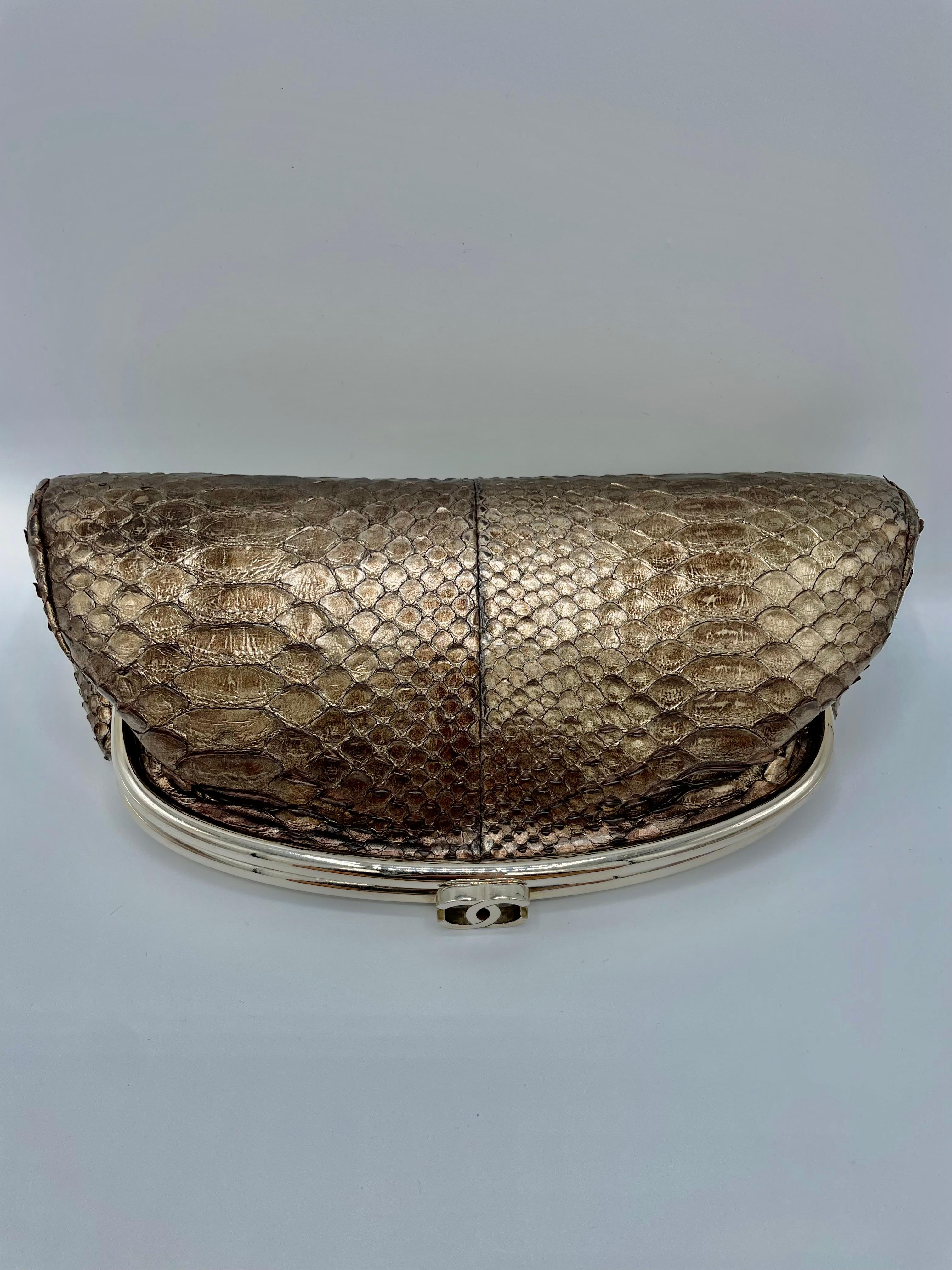 Chanel - Pochette intemporelle en python argenté en vente 2