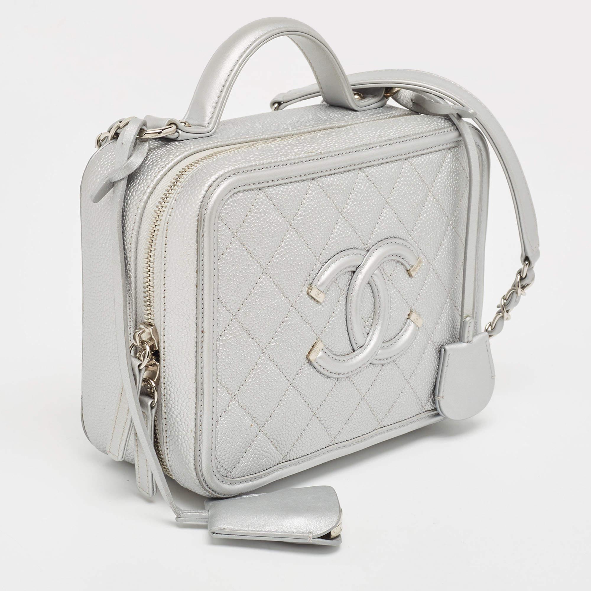 Chanel Silber gesteppte Kaviar Leder Medium CC Filigrane Waschtischtasche im Angebot 7