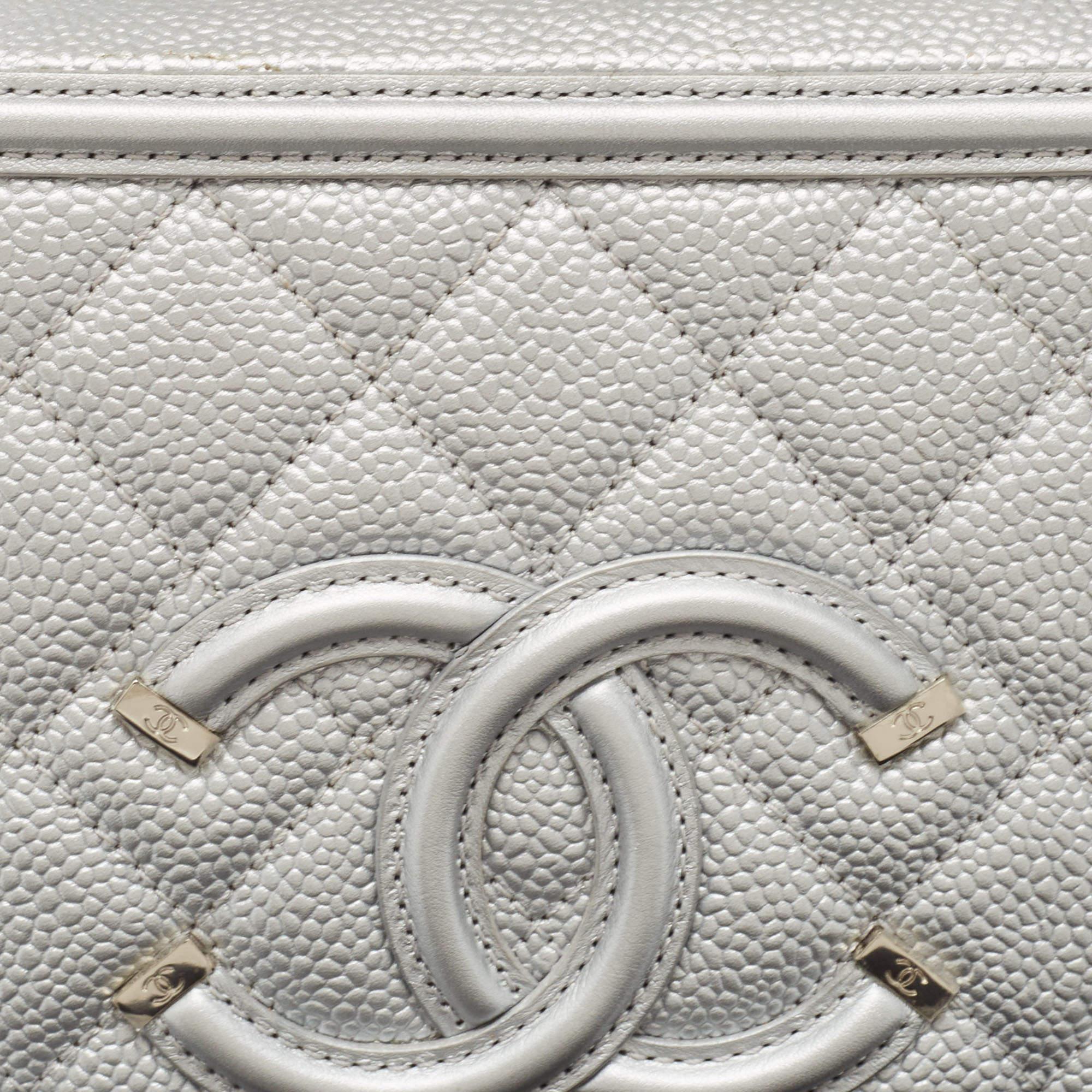 Chanel Silber gesteppte Kaviar Leder Medium CC Filigrane Waschtischtasche im Angebot 8