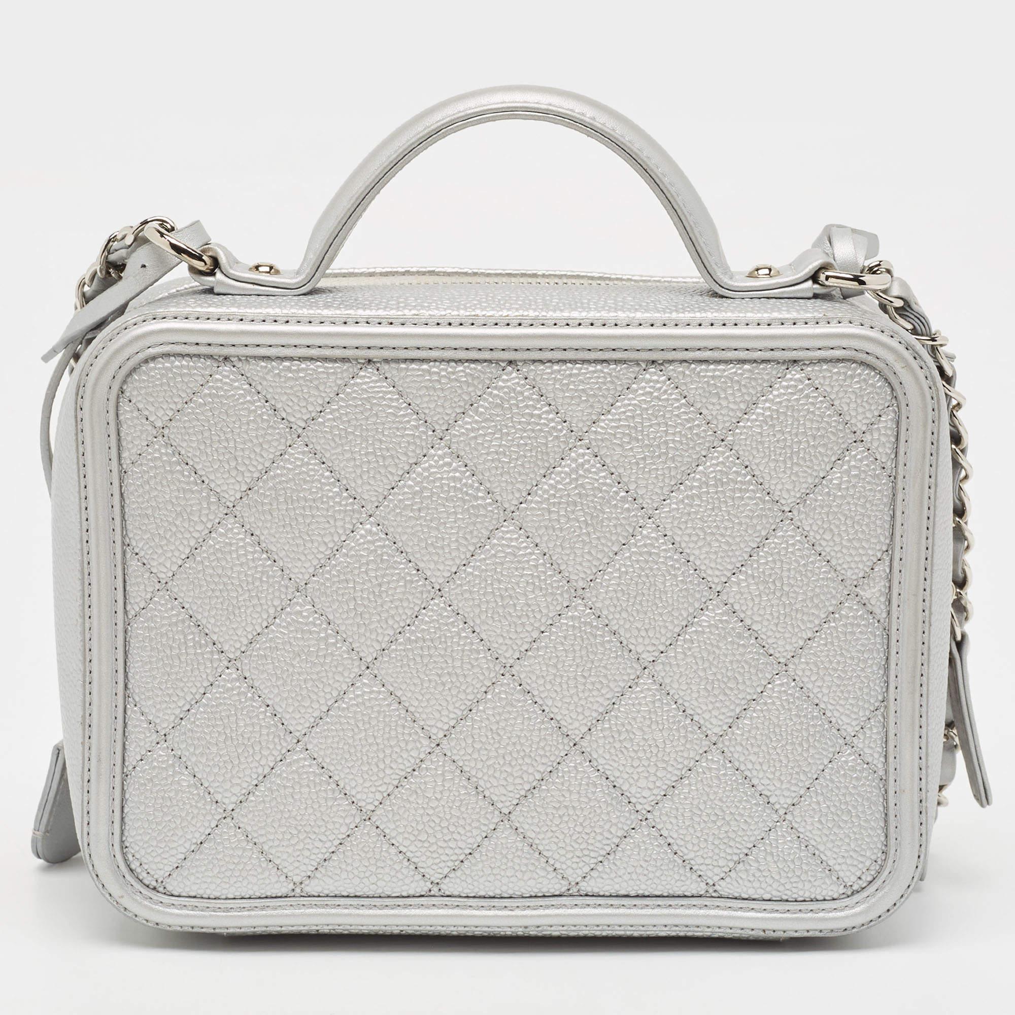 With flawless craftsmanship, immense style quotient, and an air of elegance, this vanity case Chanel bag has it all! Stitched to perfection, the handbag is made using only prime-quality materials so that it lasts you forever. With signature elements