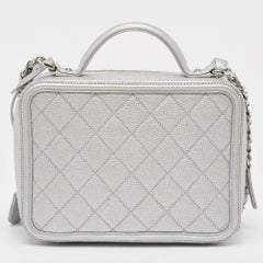 Chanel Sac de coiffeuse medium CC filigrane en cuir caviar matelassé argenté