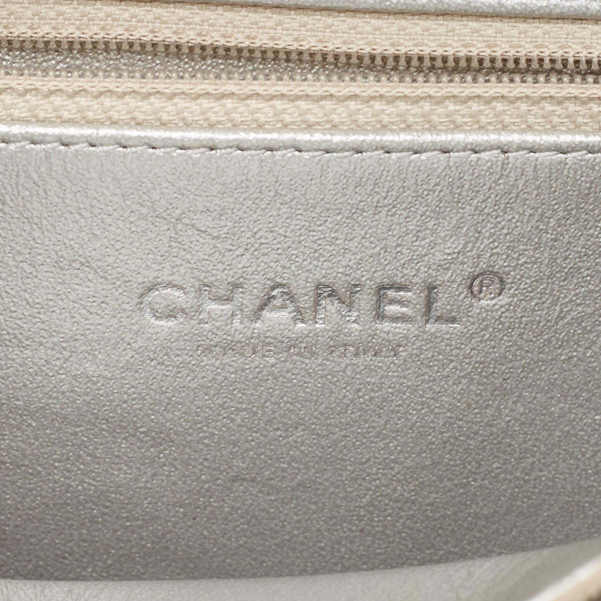 Chanel Silber gesteppte Kaviar Leder Medium CC Filigrane Waschtischtasche Damen im Angebot