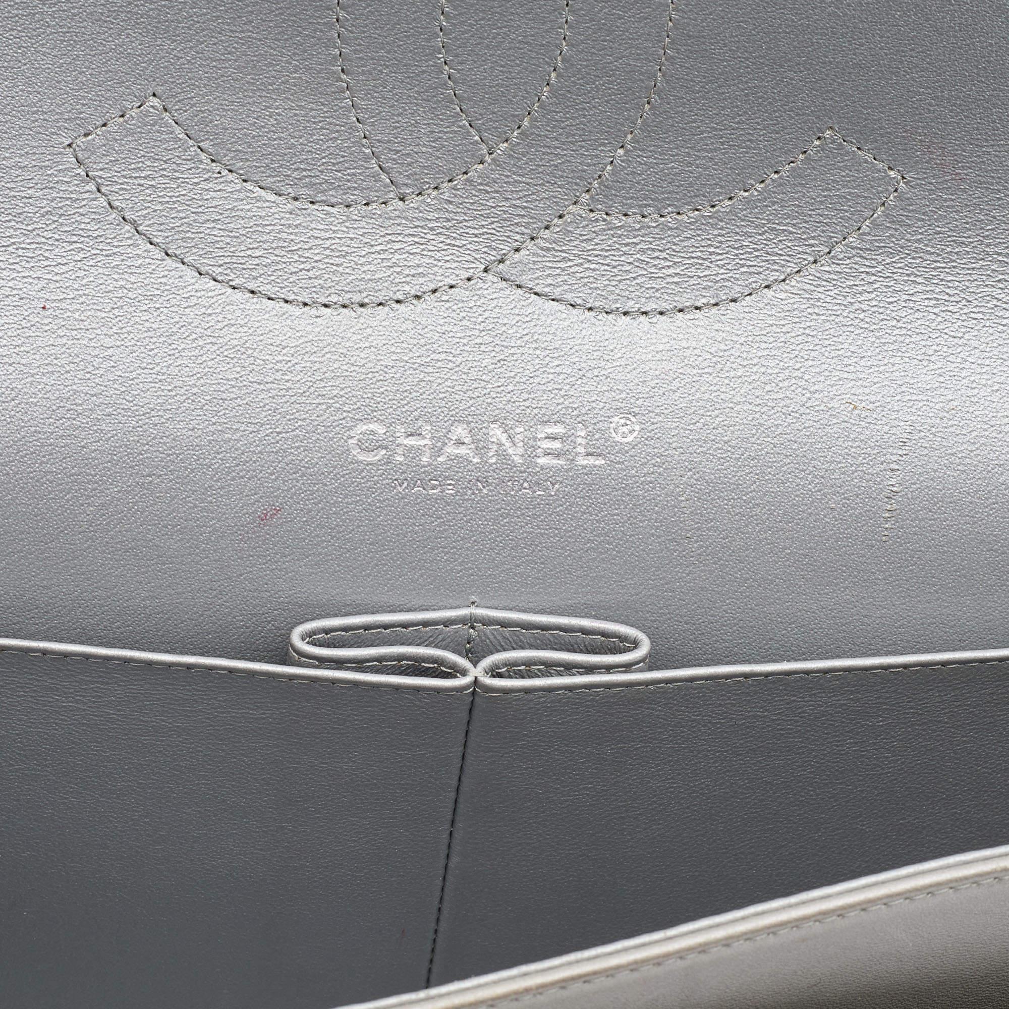 Chanel Silberne gesteppte Lammfell-Ledertasche Jumbo Classic Double Flap Bag im Angebot 5