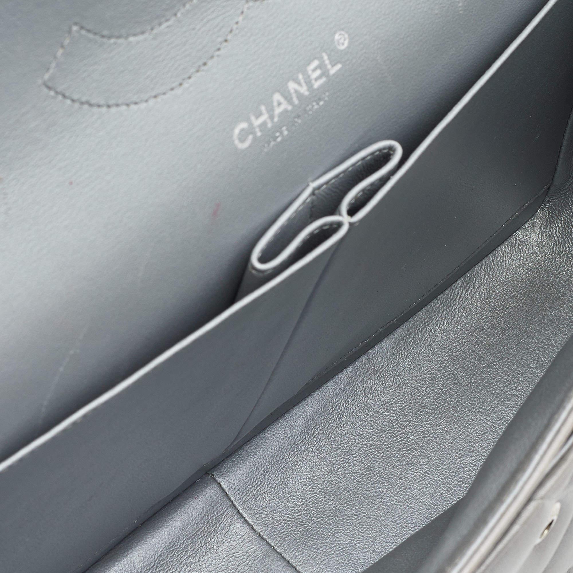 Chanel Silberne gesteppte Lammfell-Ledertasche Jumbo Classic Double Flap Bag im Angebot 7