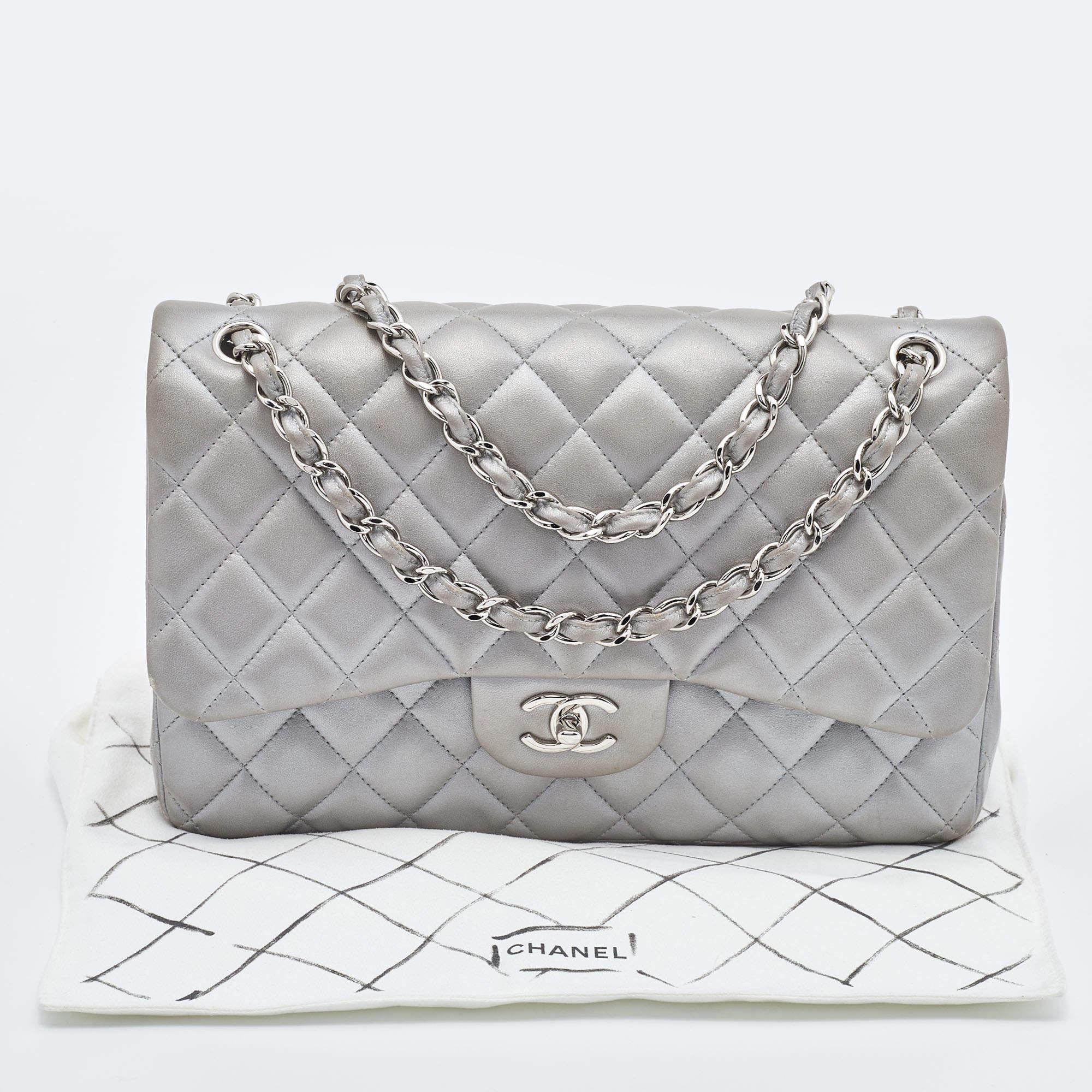 Chanel Silberne gesteppte Lammfell-Ledertasche Jumbo Classic Double Flap Bag im Angebot 8