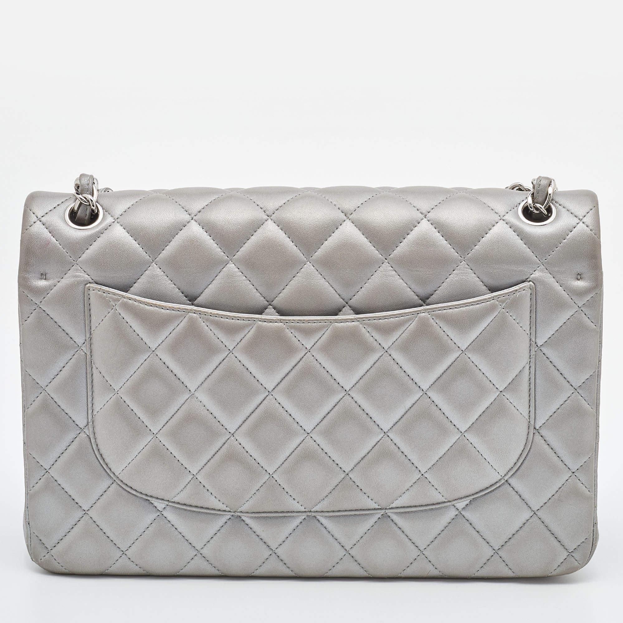 Die klassischen Designs von Chanel werden Saison für Saison neu interpretiert und behalten dabei ihren klassischen Glamour und ihre bemerkenswerten Silhouetten. Diese Tasche mit doppeltem Überschlag stammt aus einer der berühmtesten Collection'S.