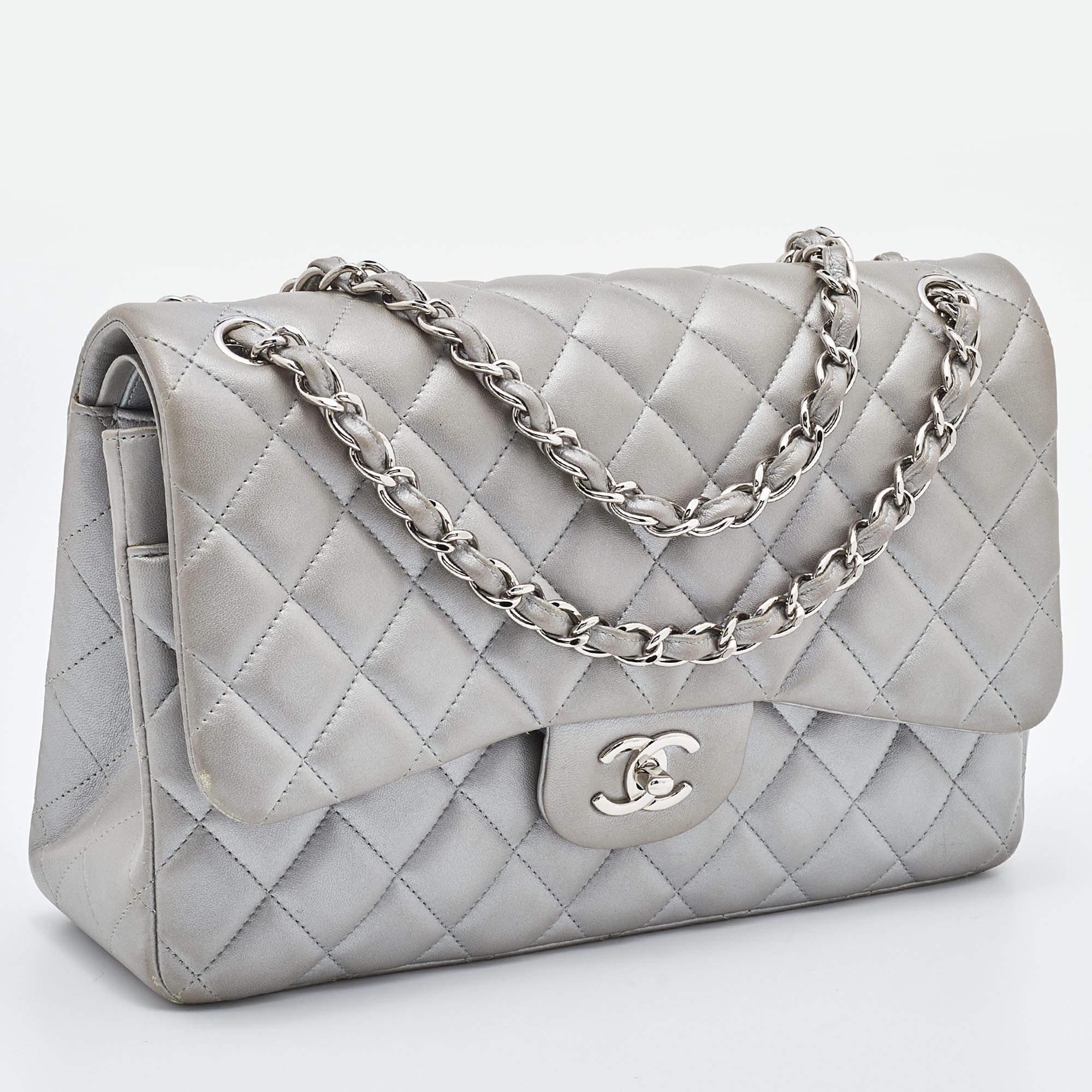 Chanel Silberne gesteppte Lammfell-Ledertasche Jumbo Classic Double Flap Bag im Zustand „Gut“ im Angebot in Dubai, Al Qouz 2