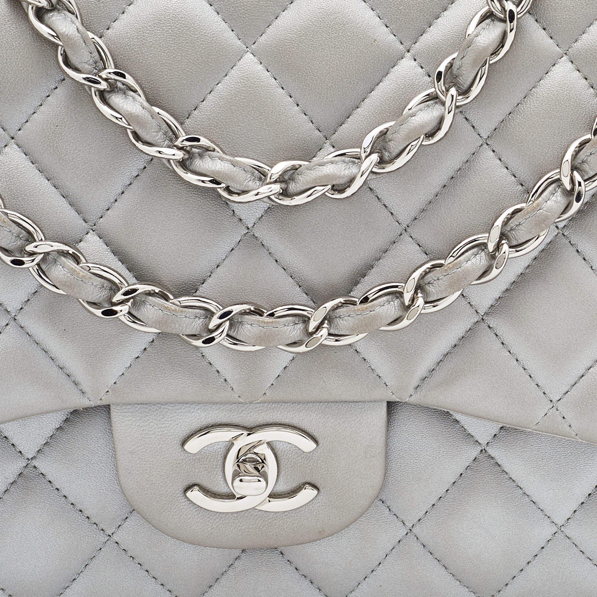 Chanel Silberne gesteppte Lammfell-Ledertasche Jumbo Classic Double Flap Bag im Angebot 1