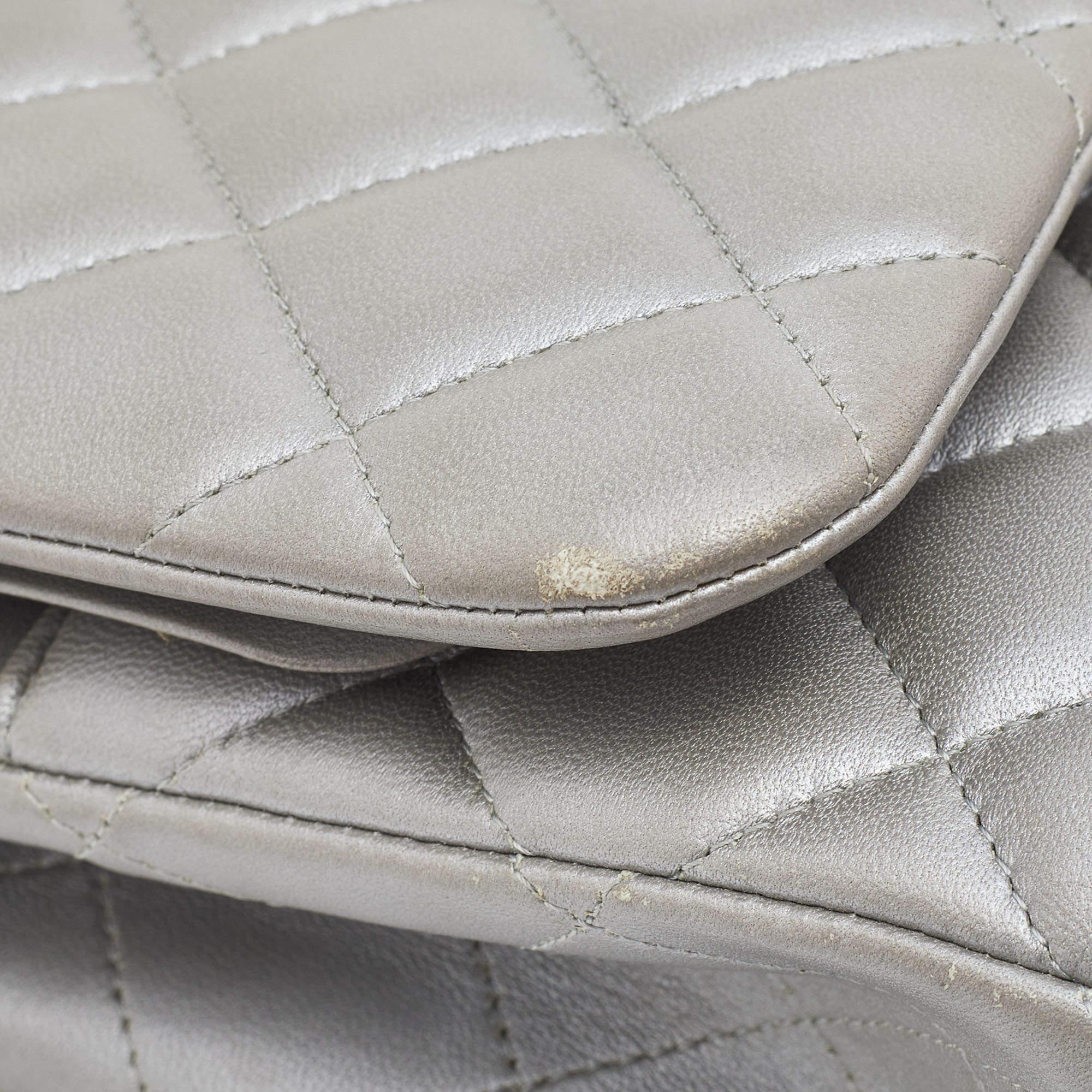 Chanel Silberne gesteppte Lammfell-Ledertasche Jumbo Classic Double Flap Bag im Angebot 2