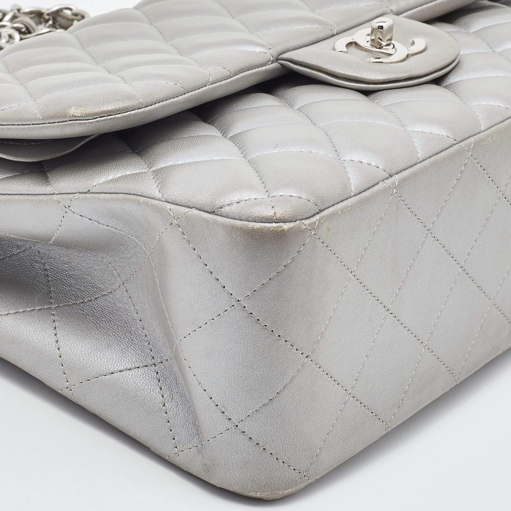 Chanel Silberne gesteppte Lammfell-Ledertasche Jumbo Classic Double Flap Bag im Angebot 4