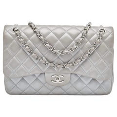 Chanel Silberne gesteppte Lammfell-Ledertasche Jumbo Classic Double Flap Bag