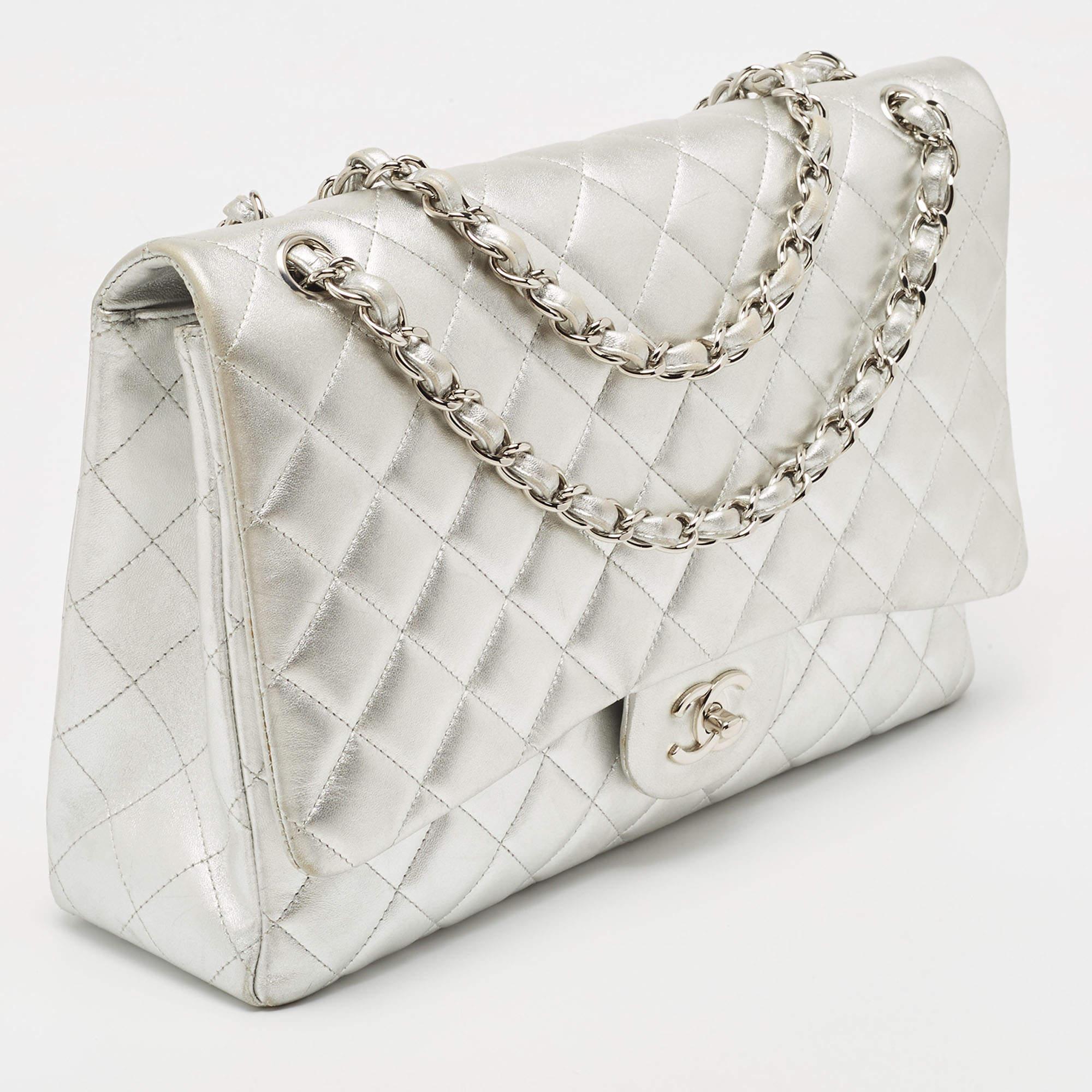 Chanel Silver Quilted Lambskin Leather Maxi Classic Single Flap Bag In Good Condition For Sale In Dubai, Al Qouz 2