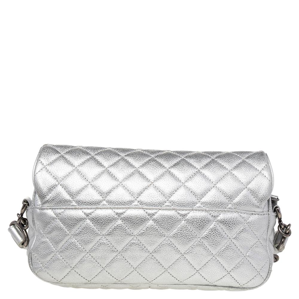This timeless Chanel Casual Rock Airlines Flap Bag is crafted from silver leather with the diamond quilt design all over. It features a CC lock on the flap and a thick shoulder handle in leather and metal chain. The interior is lined with