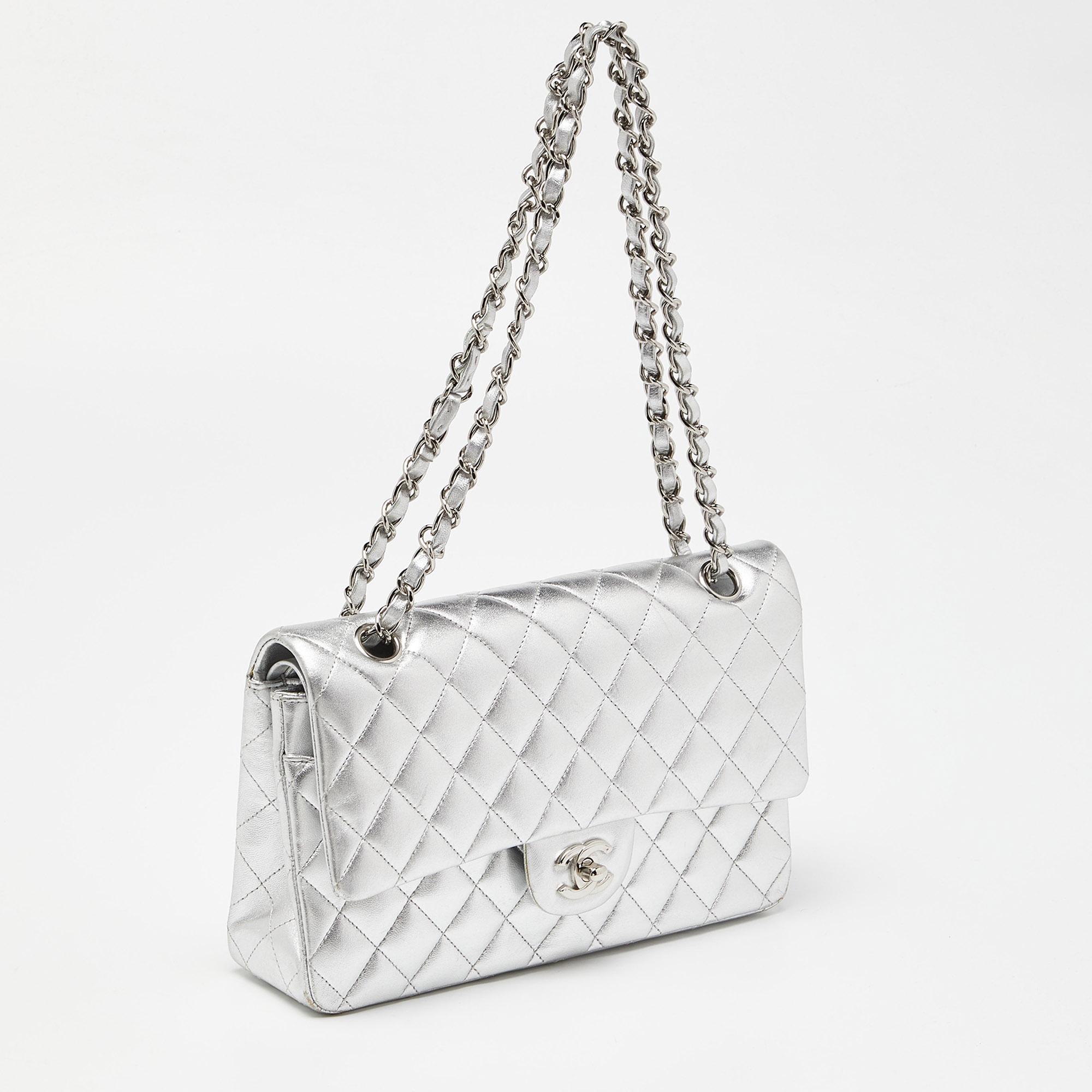 Chanel Silver Quilted Leather Medium Classic Double Flap Bag In Good Condition In Dubai, Al Qouz 2
