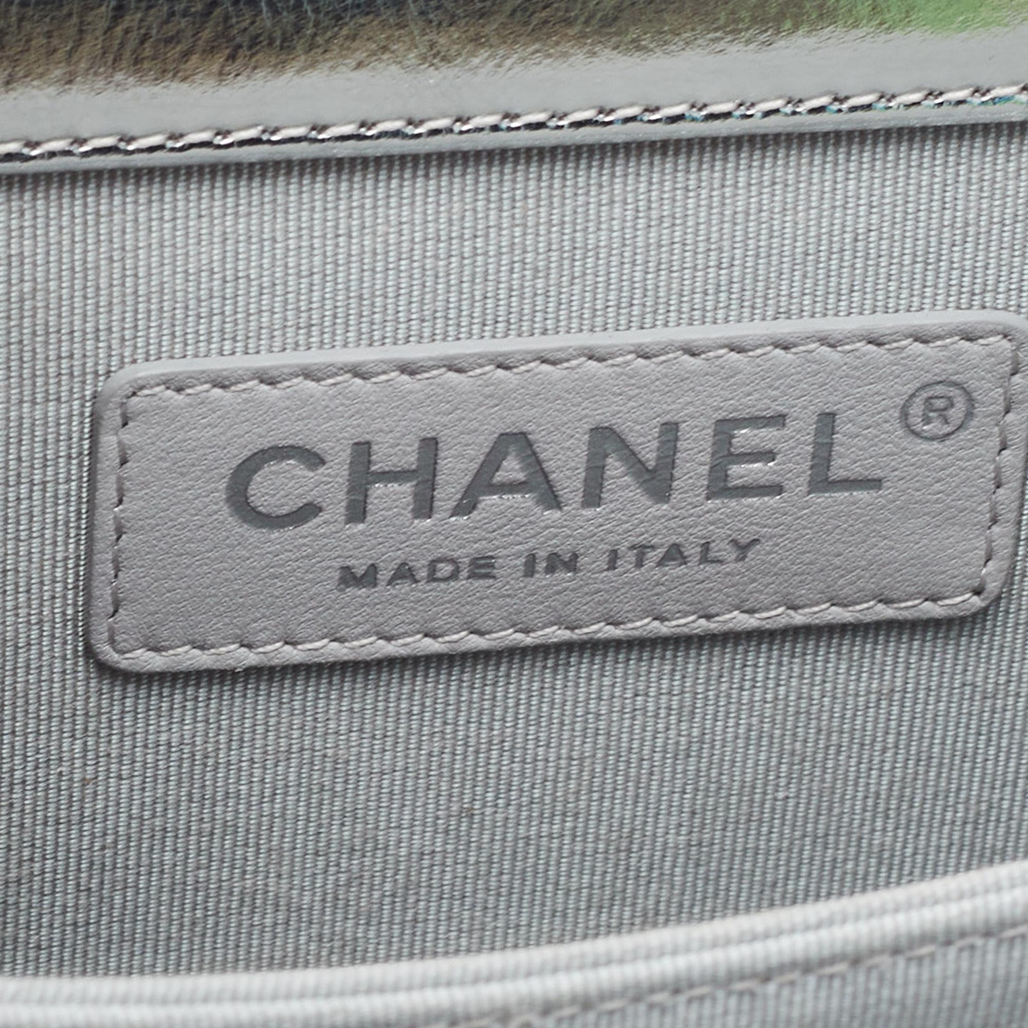 Chanel Silberne gesteppte North South Boy Klappentasche aus Leder im Angebot 3