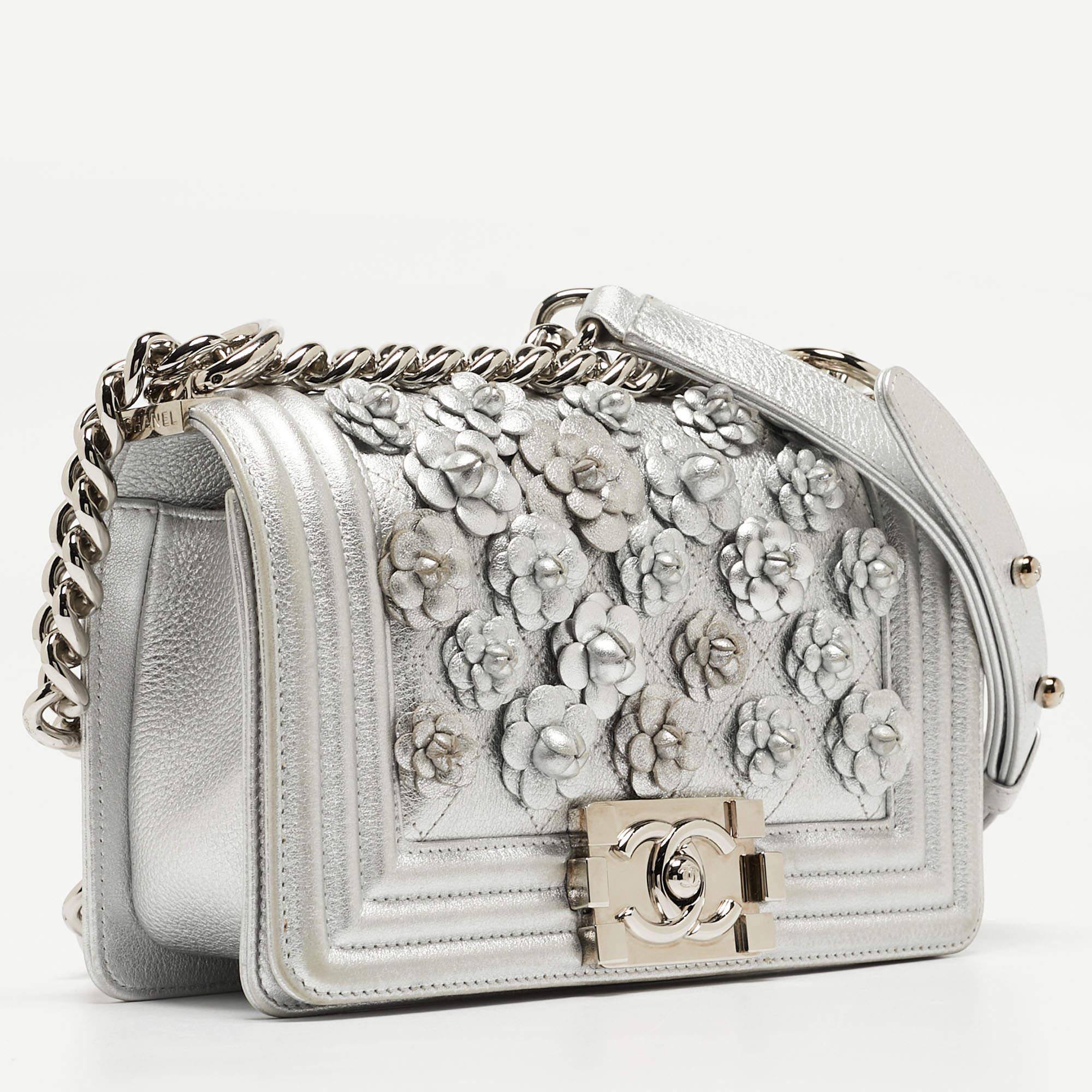 Chanel Silver Quilted Leather Small Camellia Applique Boy Flap Bag In Good Condition For Sale In Dubai, Al Qouz 2